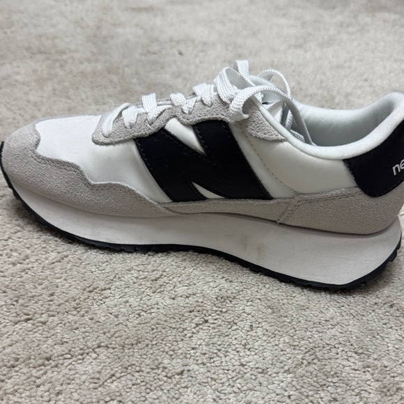 New Balance White and Black Athletic Shoes - Picture 2 of 6